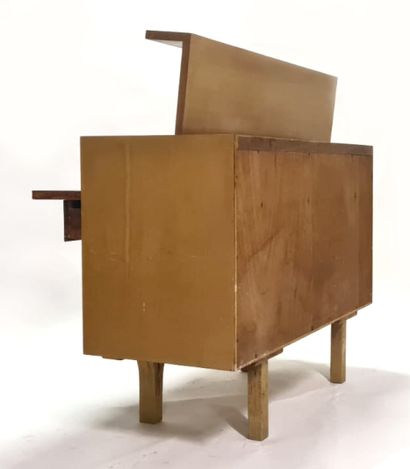 null 
Joseph MOTTE (1925-2013)

Coiffeuse

Chêne

110 x 47 x 85 cm (fermé)

114 x...