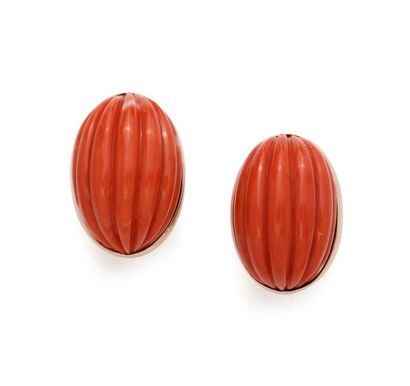 null Paire de clip d’oreilles en or jaune 18K 750‰, paré de cabochons de corail*...