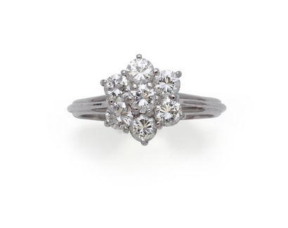 null Bague en or gris 18K 750‰, en forme de fleur, sertie de diamants brillantés....