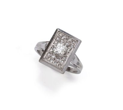 null Bague en or gris 18K 750‰, de forme rectangulaire, parée en son centre d’un...