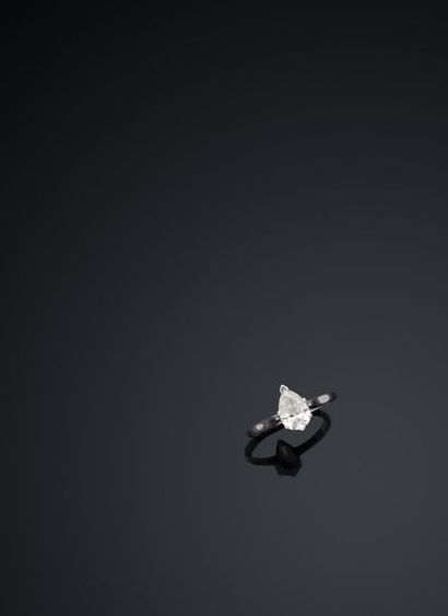 null Solitaire en or gris 18K 750‰, sertie d’un diamant de taille poire, pesant 1,03...