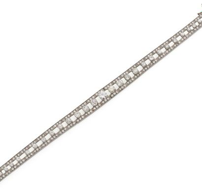 null Bracelet en or gris 18K 750‰ et platine 900‰, en chute serti d’une ligne diamants...