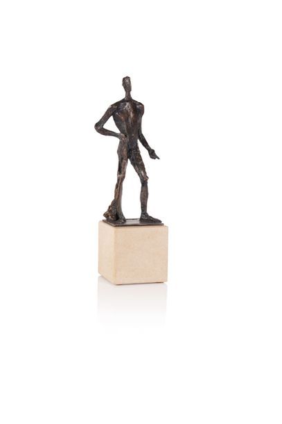 null Léon INDENBAUM (1890-1981) Petit homme debout. Bronze à patine brune sur un...