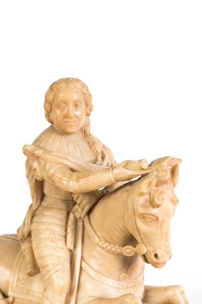 null Cavalier, stathouder en albâtre sculpté en ronde-bosse Revêtu d’une cuirasse...