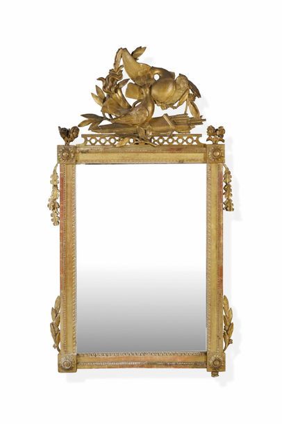 null Miroir en bois sculpté et doré de forme rectangulaire à rosaces dans les angles,...