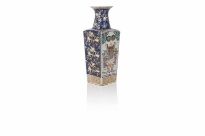 null CHINE, Canton - XXe siècle Paire de vases carrés, le col évasé, en porcelaine...