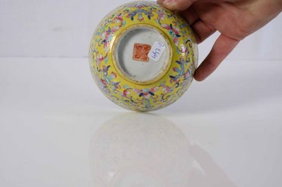 null CHINE - XXe siècle Petit bol en porcelaine émaillée polychrome à décor de lotus...