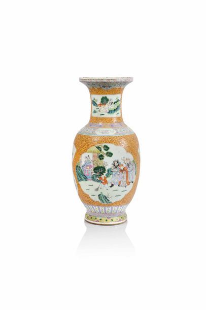 null CHINE - XXe siècle Grand vase ovoïde en porcelaine, à col évasé, émaillé polychrome...