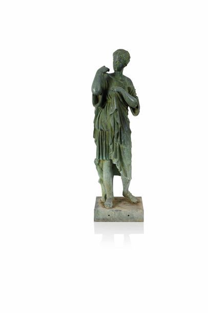 null Epreuve en bronze à patine verte d’après l’antique figurant la Diane de Gabies....