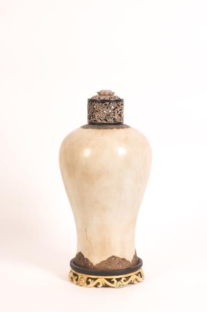 null CHINE - XIXe siècle Vase de forme meiping en porcelaine émaillée blanche craquelée....