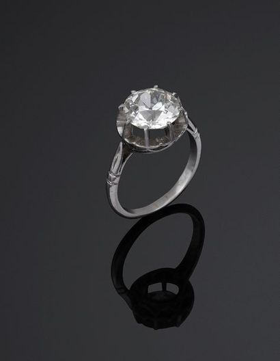 null Bague en platine 900‰, sertie d’un diamant brillanté pesant 3,65 carats. Certificat...