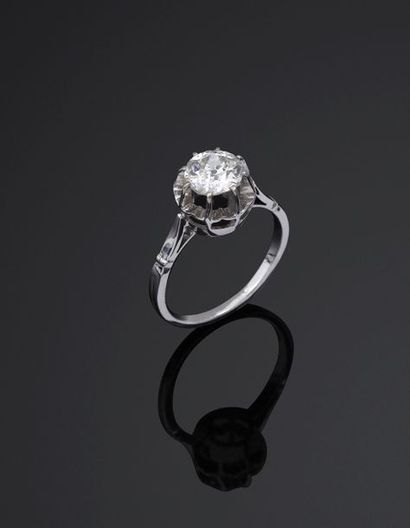 null Bague en or gris 750‰, sertie d’un diamant brillanté pesant 1,48 carat. Certificat...