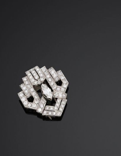 null Clip de revers en or gris 18K 750‰, de forme géométrique, serti de diamants...