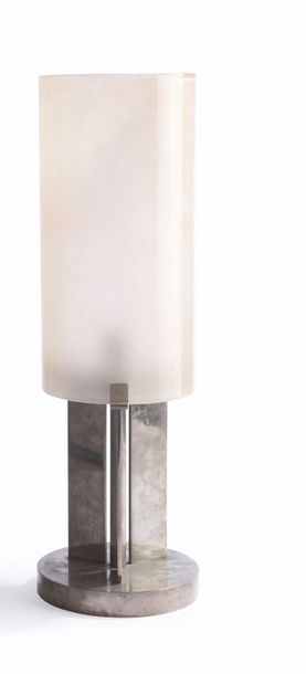 null Boris Lacroix (1902-1984) Lampe de table en métal chromé à base ronde surmontée...