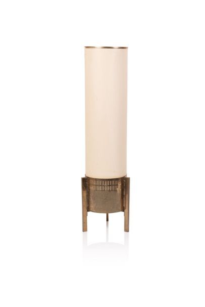 null Années 1960 Lampe à structure cylindrique en métal doré à pourtour ajouré et...