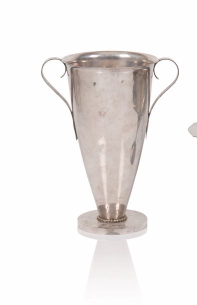 null Jean Desprès (1889-1980) Vase de forme conique à deux anses en métal argenté,...