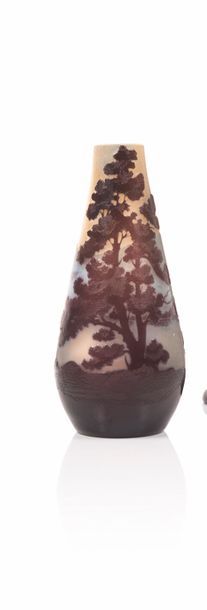 null Gallé Vase de forme conique en verre gravé à l’acide à décor de paysage de forestier...