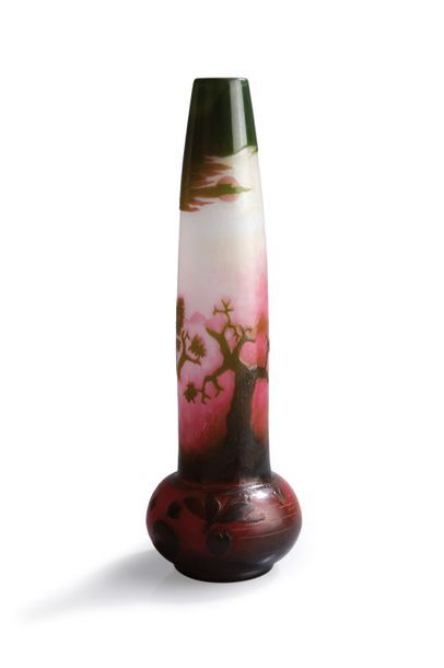  Muller / Croismare Vase de forme tubulaire à base pansue en verre gravé à l’acide...