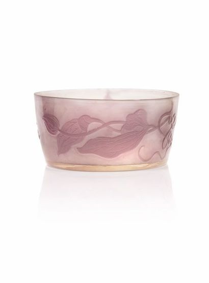  Gallé Coupelle ronde en verre gravé à l’acide à décor floral violet sur fond gris,...