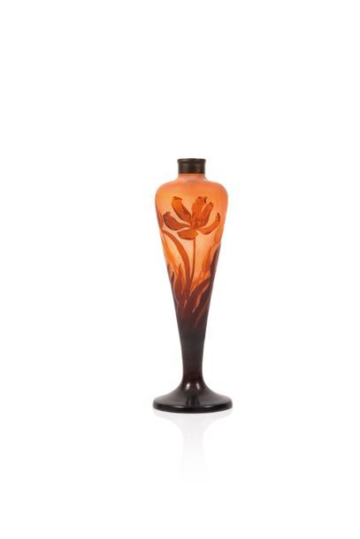 null Gallé Pied de lampe en verre gravé à l’acide à décor d’iris brune et orange...