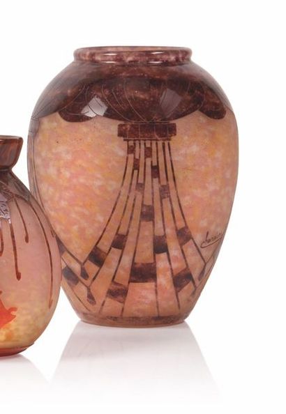  Charder / Le Verre Français Vase de forme ovoïde en verre gravé à l’acide à décor...