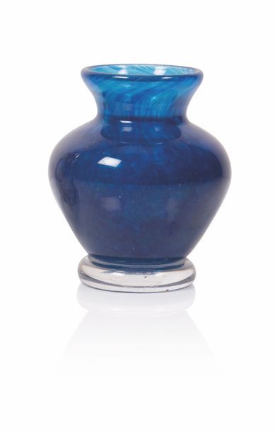  Daum france Vase à col ouvert en verre marbré bleu. Signé. H. : 13 cm. 