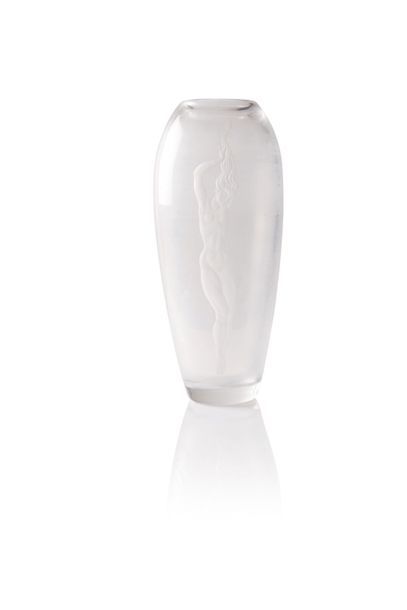 null Bayel Vase de forme ovoïde en verre blanc à décor gravé en intaille d’une femme...