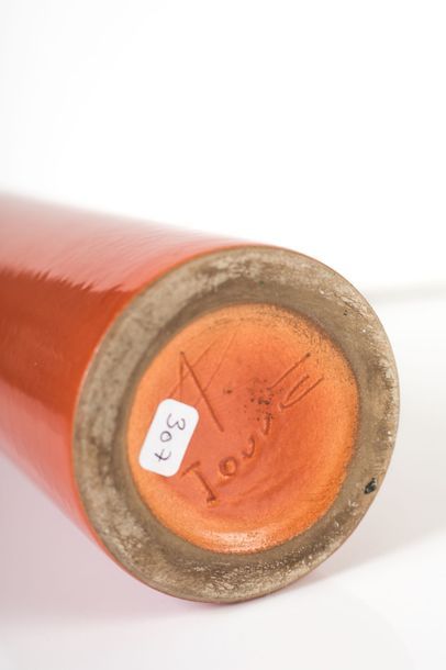 null Georges Jouve (1910-1964) Vase cylindre en céramique émaillée orange. Signé...