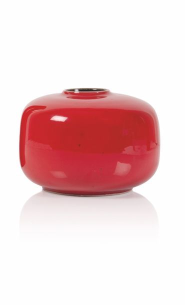 null Georges Jouve (1910-1964) Vase oursin en céramique émaillée rouge à intérieur...