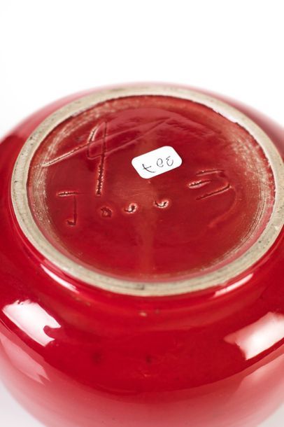 null Georges Jouve (1910-1964) Vase oursin en céramique émaillée rouge à intérieur...