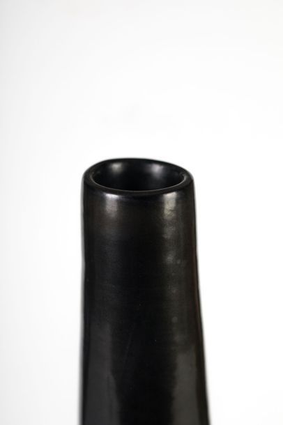 null Georges Jouve (1910-1964) Vase de forme cylindrique conique en céramique émaillée...