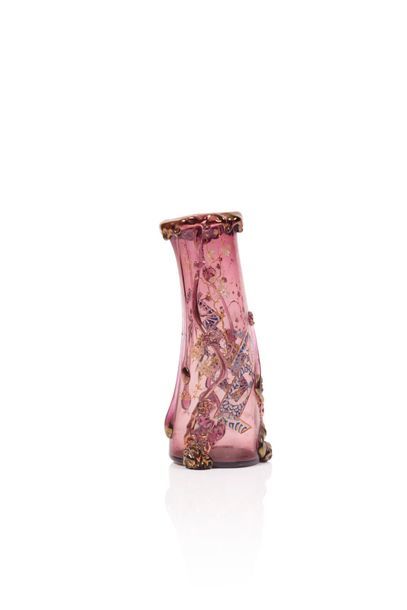 null Auguste Jean (c.1830-c.1890) Vase de forme libre en verre violet à décor polychrome...