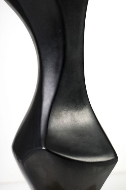 null Georges Jouve (1910-1964) Os. Sculpture en céramique émaillée noire sur socle...