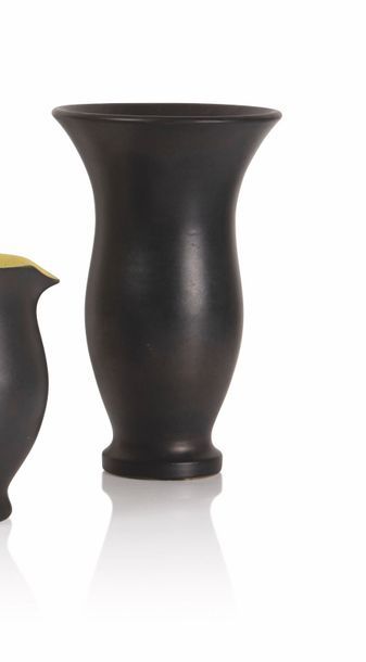null Pol Chambost (1906-1983) Vase de forme corolle en céramique émaillée noire....