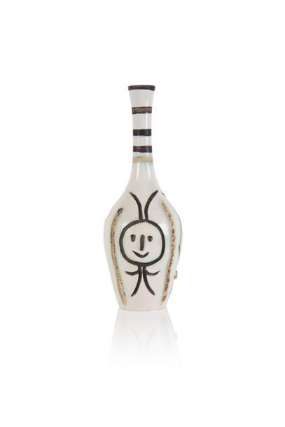 null Pablo Picasso (1881-1973) Bouteille gravée. 1954. Vase tourné en terre de faïence...