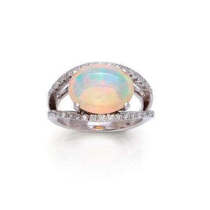null Bague en or gris 18K 750‰, ornée d’une opale taillée en cabochon de forme ovale,...