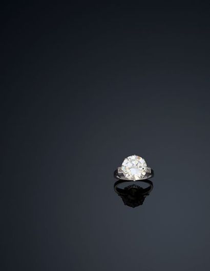 null Solitaire en platine 900‰, serti d’un diamant de taille moderne pesant 5,86...