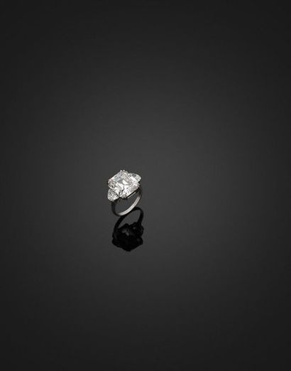 null Bague en or gris 18K (750/1000) orné en son en centre d’un diamant de forme...