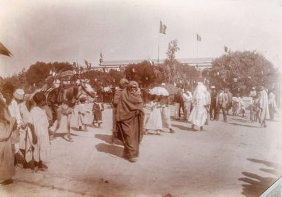 null Album photographique sur le thème de la Tunisie. Circa 1895-1897. Plus de trente...