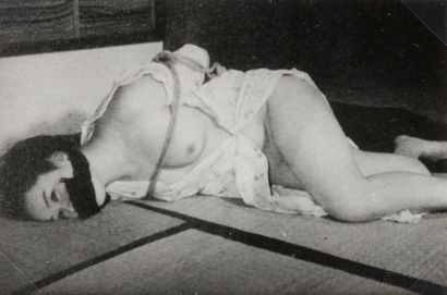 null ANONYME. Japon, bondage. Circa 1950-1960. Photographie encadrée sous passe-partout....