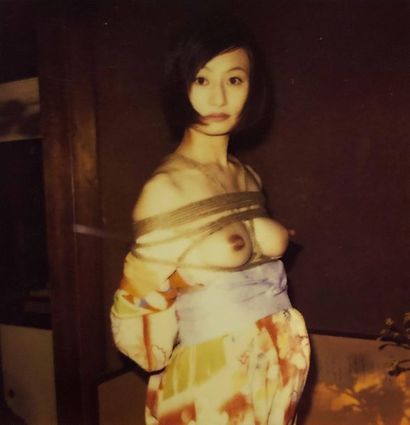 null ARAKI Nobuyoshi (né en 1940). Pola Eros, circa 2005. Polaroid encadré. Signature...