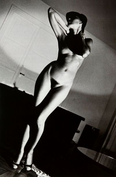 null NEWTON Helmut (1920-2004). Deux nus féminins et un couple, Paris. Circa 1975-78....