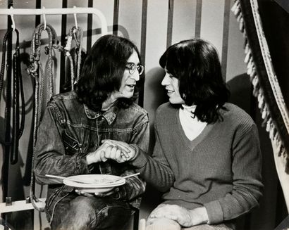 null John Lennon et Mick Jagger bavardent lors d’une pause pendant le tournage, pour...