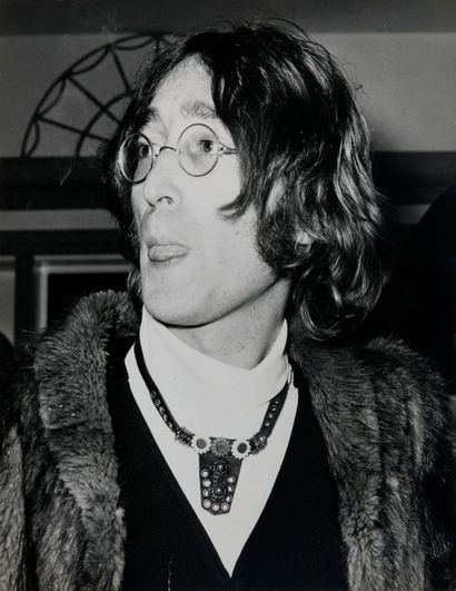null John Lennon qui tire la langue. Circa 1969. Tirage argentique sous passe-partout....