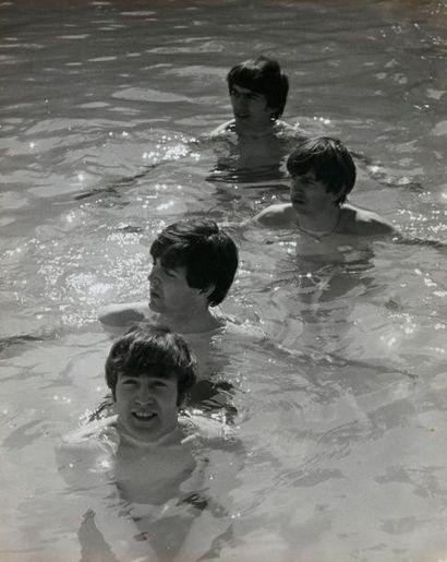 null Les Beatles dans une piscine à Miami. Circa 1964. Tirage argentique sous passe-partout....