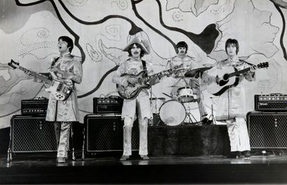 null Les Beatles chantant «Hello, Goodbye». Circa 1967. Tirage argentique sous passe-partout....