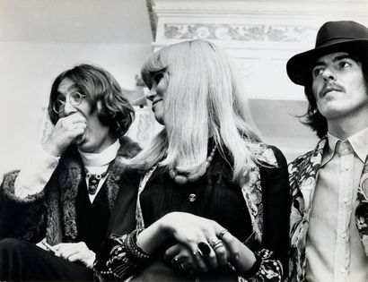 null John Lennon, George et Pattie Harrison. Circa 1960-70. Tirage argentique sous...