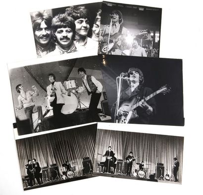 null Ensemble de six photographies : Les Beatles sur scène, télé et portrait. Circa...