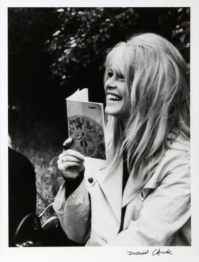 null CANDE Daniel (né en 1938). Portrait de Brigitte Bardot avec un livre. Tirage...