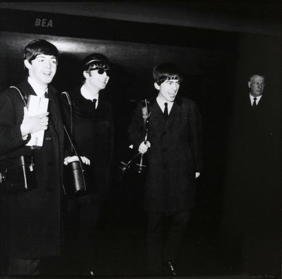 null SAS André (né en 1928) The Beatles avec appareils photographiques, Paris, 1964....